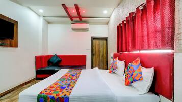 ملاءات من القطن المصري وأغطية فراش متميزة وخزنة داخل الغرفة