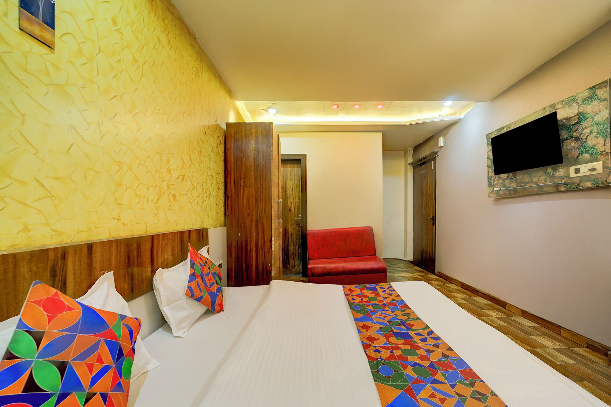 Egyptian cotton sheets, premium bedding, in-room safe, free WiFi