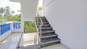 A staircase with metal railings leading to a balcony with blue balustrades. - Via Simba resort - 200m From Arambol Beach (Arambol)