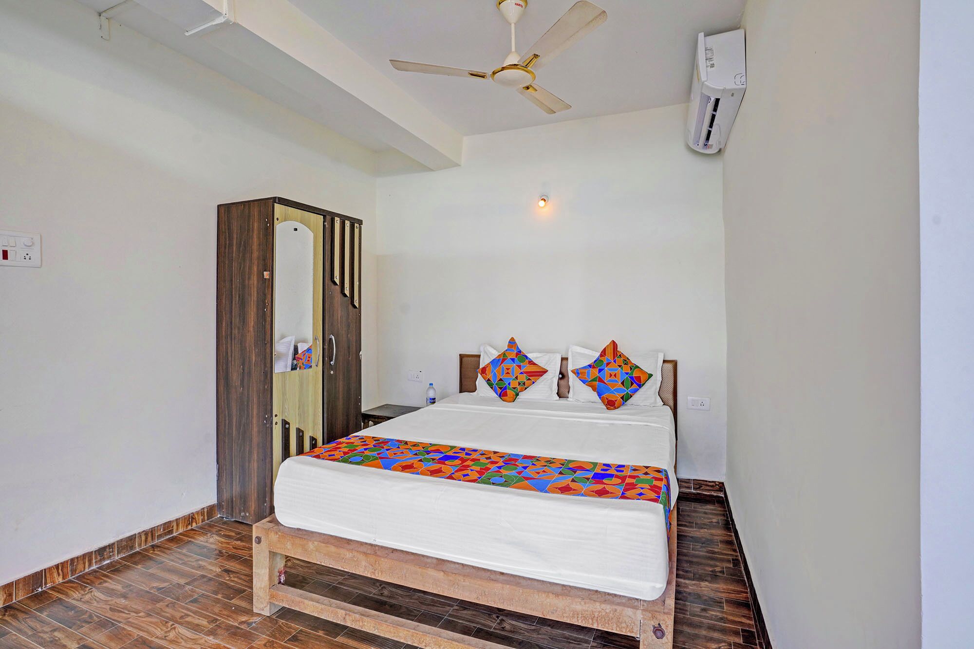 ملاءات من القطن المصري وأغطية فراش متميزة وخزنة داخل الغرفة