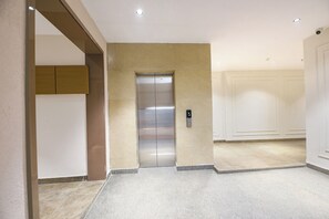 Lift - Fabhotel Elvilla I (New Delhi)