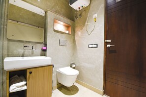 Shower, rainfall showerhead, free toiletries, towels