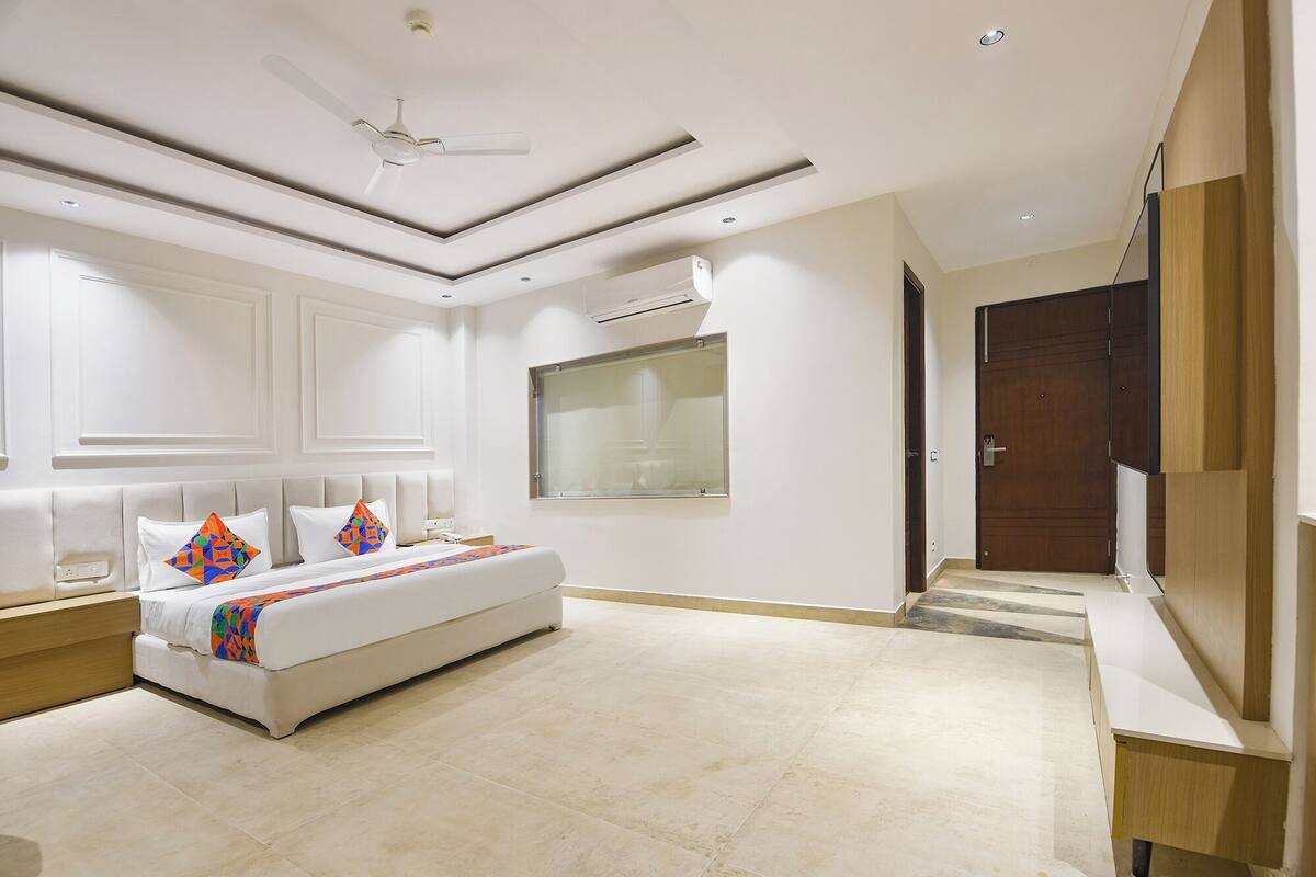 Deluxe Room | Egyptian cotton sheets, premium bedding, in-room safe, WiFi (free)