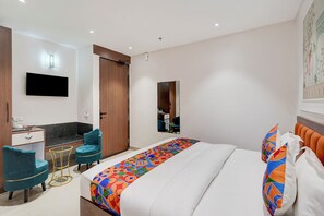 ملاءات من القطن المصري وأغطية فراش متميزة وخزنة داخل الغرفة