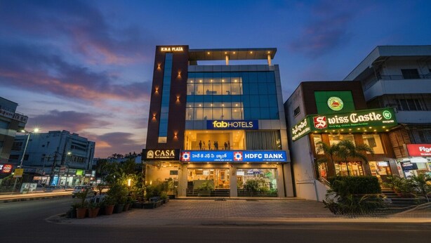 Ein modernes Hotel mit markanter Fassade, einschließlich eines gut sichtbaren Eingangs, Beschilderung mit 'fabHOTELS' und 'HDFC BANK'.