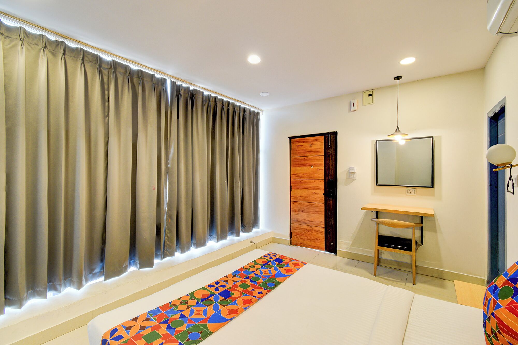 Egyptian cotton sheets, premium bedding, in-room safe, free WiFi