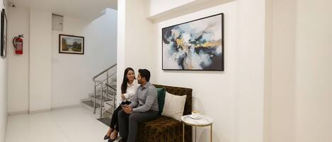 Coin salon dans le hall