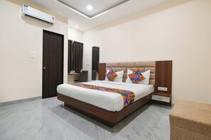 Egyptian cotton sheets, premium bedding, in-room safe, free WiFi - Fabhotel Capital Inn (Indore)