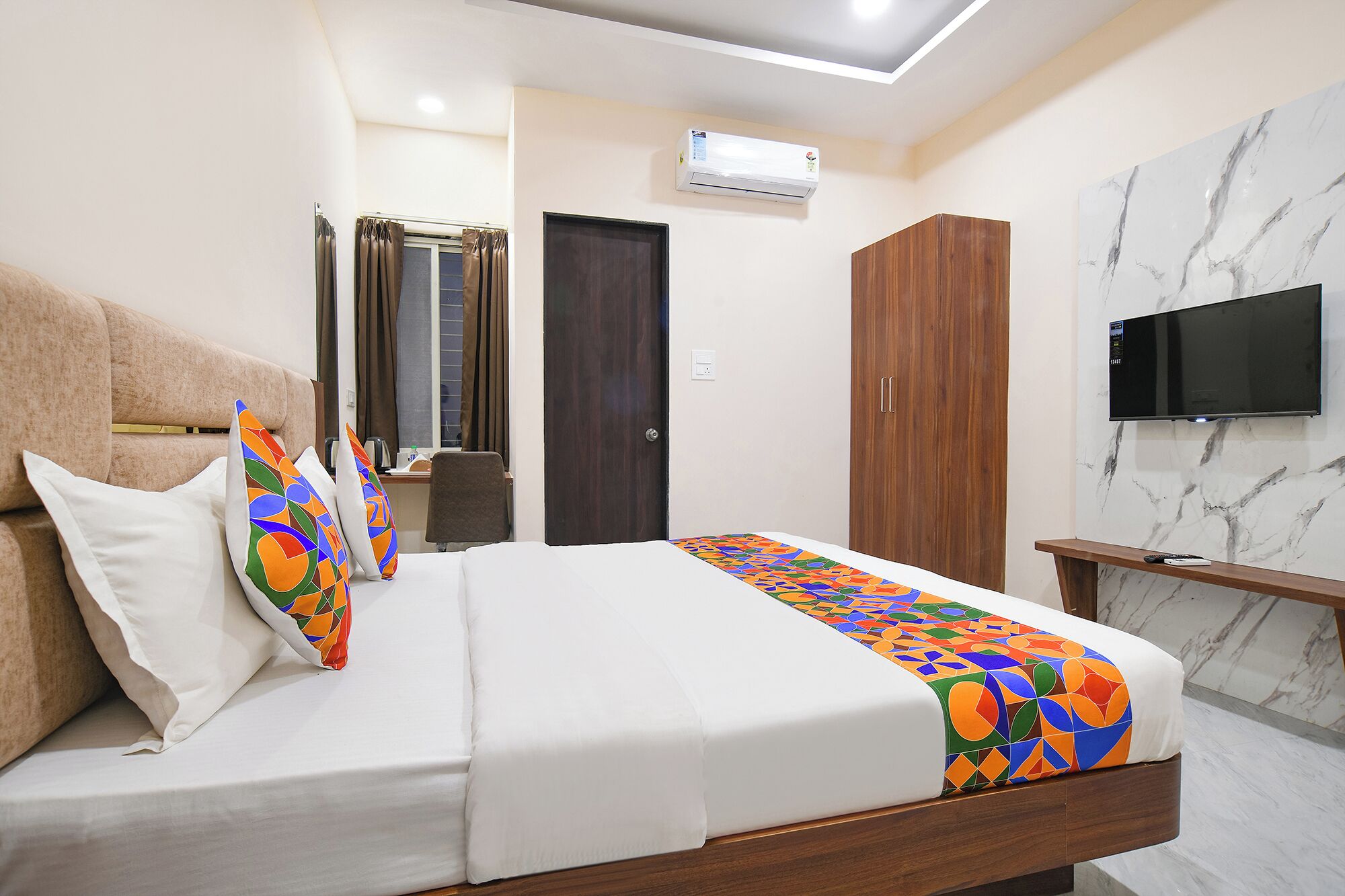 ملاءات من القطن المصري وأغطية فراش متميزة وخزنة داخل الغرفة