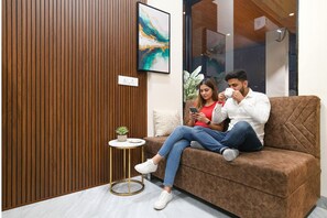 Lobby sitting area - Fabhotel Capital Inn (Indore)