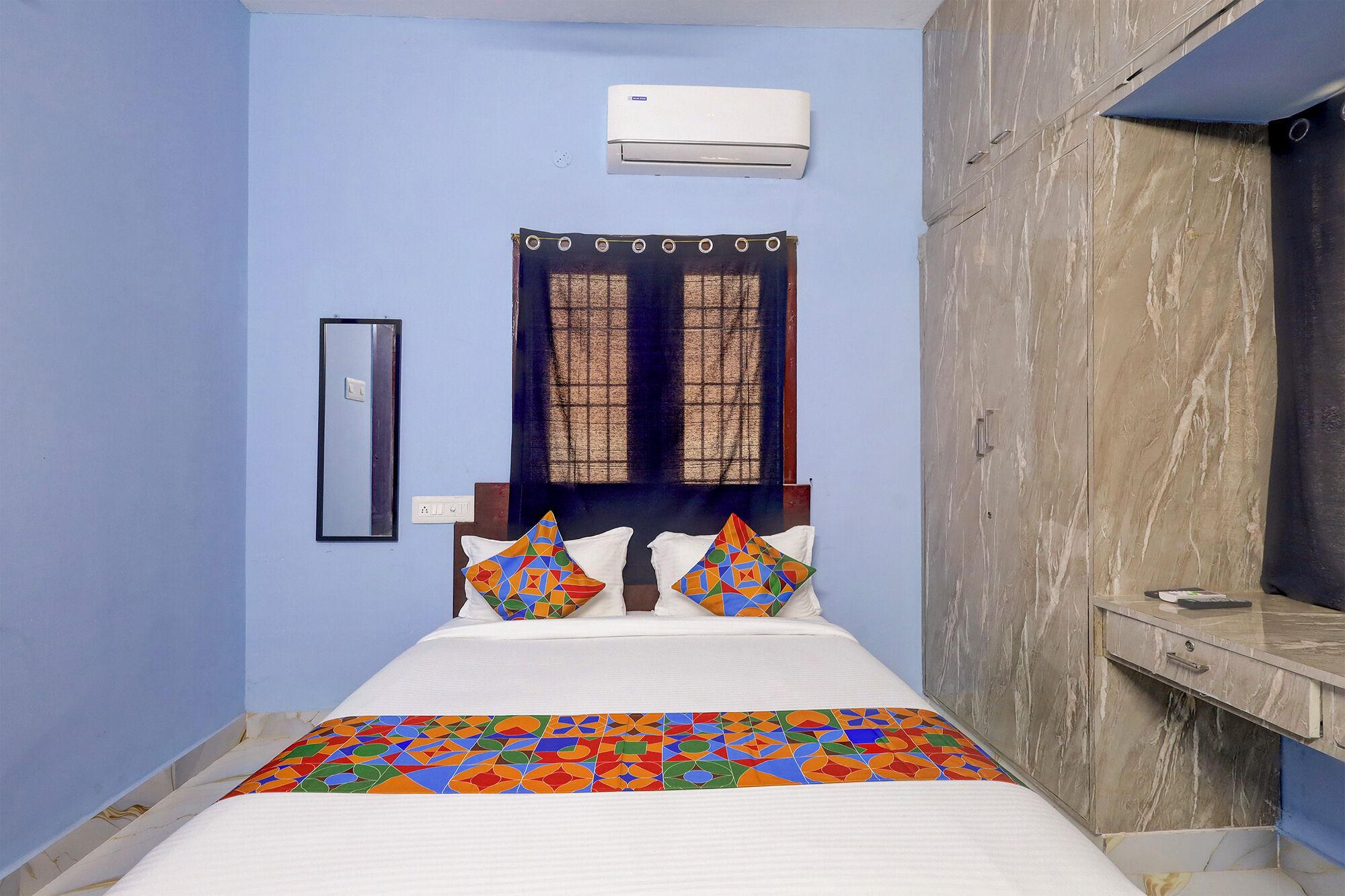 ห้องดีลักซ์ | ผ้าปูที่นอนฝ้ายอียิปต์, เครื่องนอนระดับพรีเมียม, ตู้นิรภัยในห้องพัก