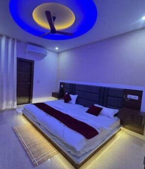 Egyptian cotton sheets, premium bedding, in-room safe, free WiFi - Fabhotel Karshani Kripa Dham (Vrindavan)