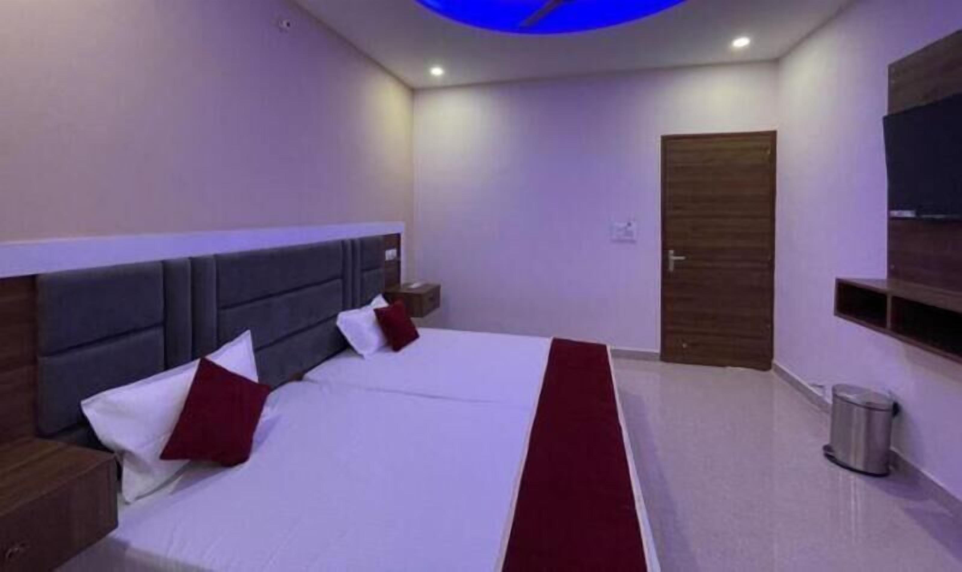 Deluxe Room | Egyptian cotton sheets, premium bedding, in-room safe, free WiFi