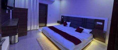 Egyptian cotton sheets, premium bedding, in-room safe, free WiFi