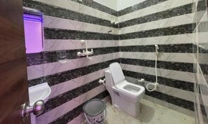 Deluxe Room | Bathroom | Shower, rainfall showerhead, free toiletries, towels - Fabhotel Karshani Kripa Dham (Vrindavan)