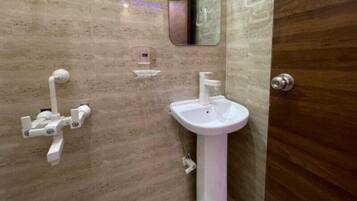 Dusj, regndusjhode, toalettartikler (inkludert) og håndklær