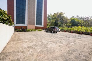Free self parking - Fabhotel Gavalidev (Navi Mumbai)