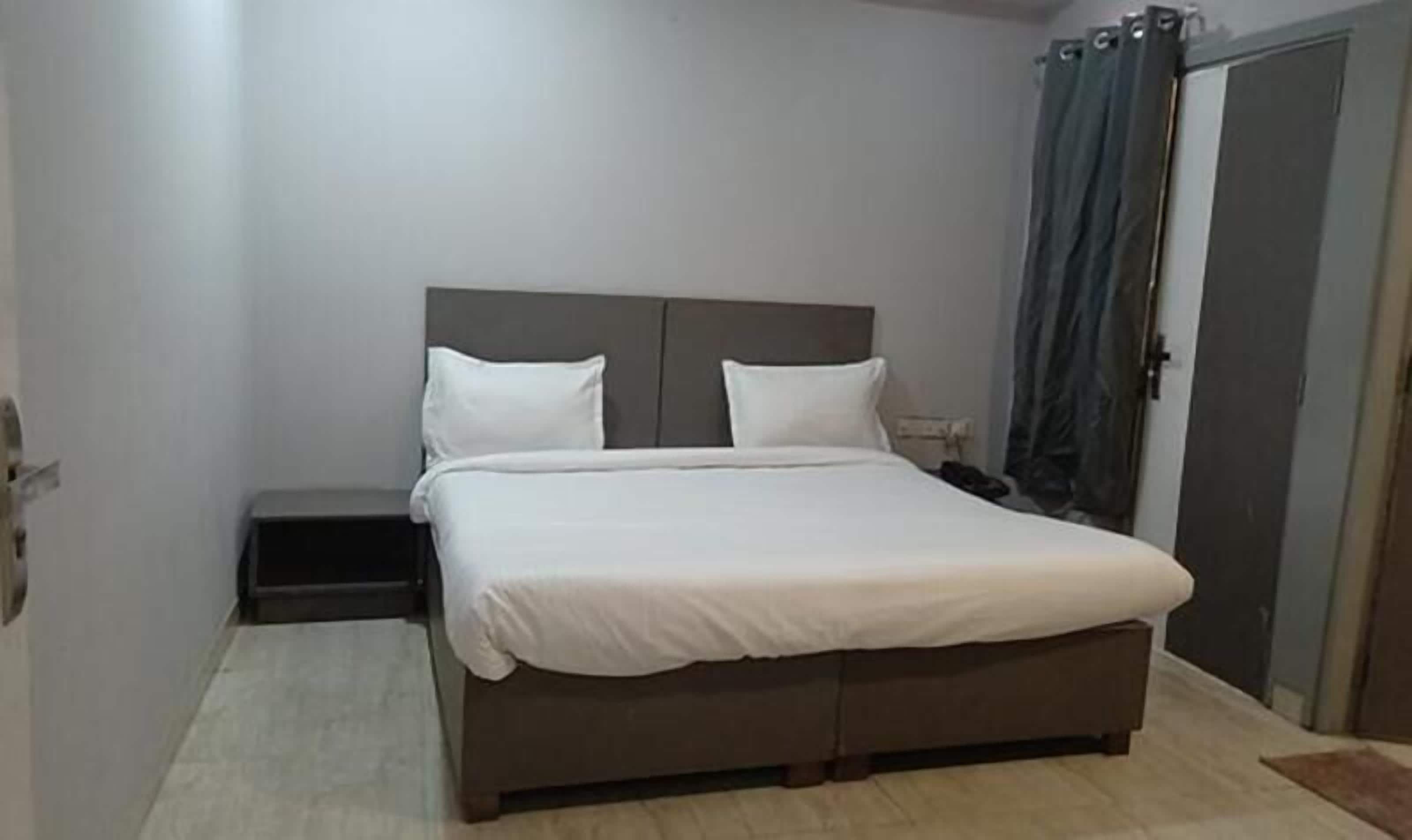 Egyptian cotton sheets, premium bedding, in-room safe, free WiFi