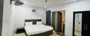 Deluxe Room | Egyptian cotton sheets, premium bedding, in-room safe, free WiFi - Fabhotel Jaipahari Palace (Jaipur)