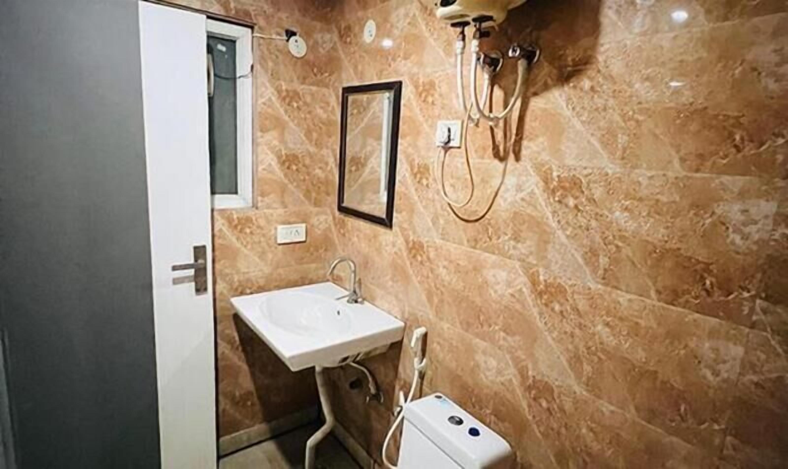 Shower, rainfall showerhead, free toiletries, towels