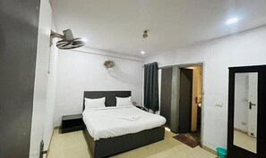 Egyptian cotton sheets, premium bedding, in-room safe, free WiFi - Fabhotel Jaipahari Palace (Jaipur)