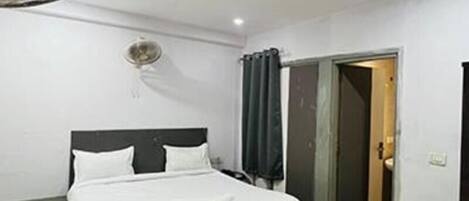 Deluxe Room | Egyptian cotton sheets, premium bedding, in-room safe, free WiFi