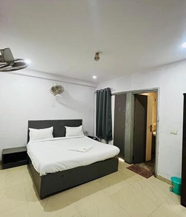 Deluxe Room | Egyptian cotton sheets, premium bedding, in-room safe, free WiFi - Fabhotel Jaipahari Palace (Jaipur)