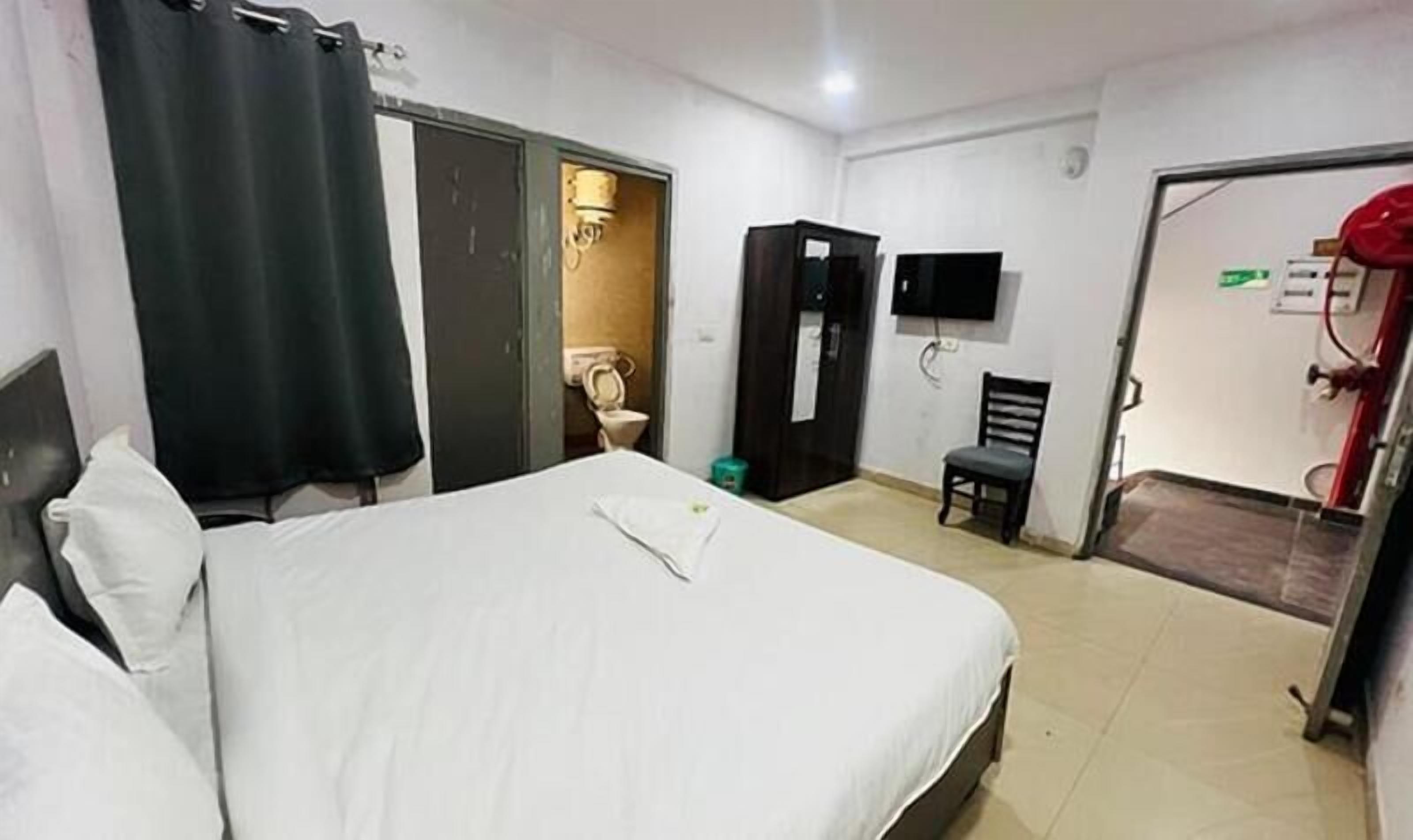 Egyptian cotton sheets, premium bedding, in-room safe, free WiFi