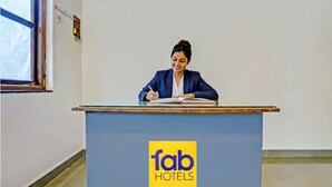 Un comptoir d’accueil orné du logo de Fab Hotels.