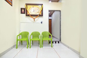 Lobby sitting area - Fabhotel Ratna Palace I (Ujjain)
