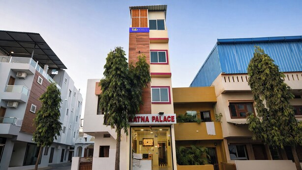 Ett hotell som heter ”Natna Palace”, med en modern fasad, flera våningar och en väl synlig skylt.