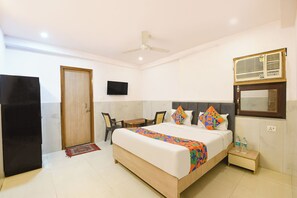 Egyptian cotton sheets, premium bedding, in-room safe, free WiFi - Fabhotel Lime Tree I (New Delhi)