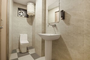 Deluxe Room | Bathroom | Shower, rainfall showerhead, free toiletries, towels