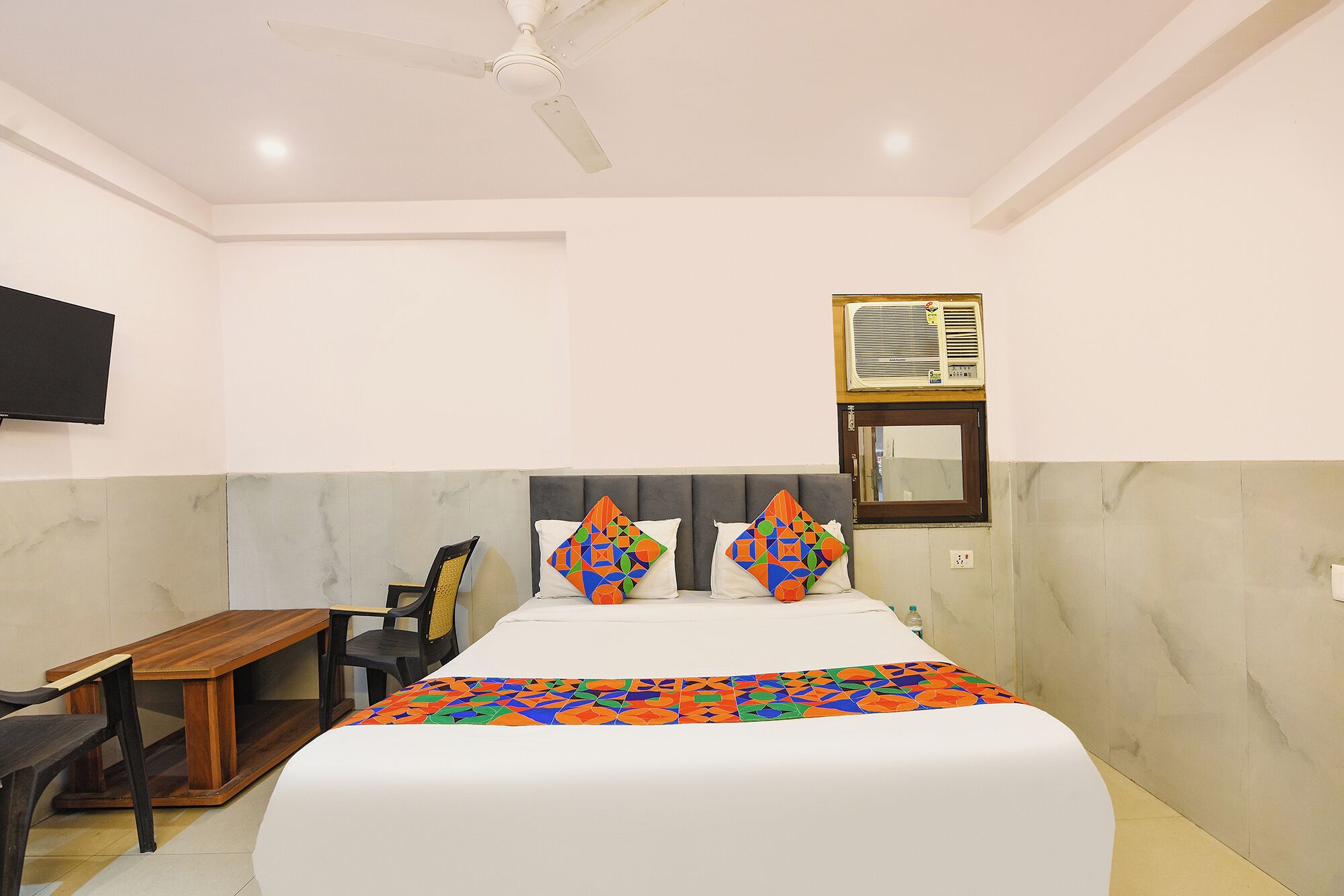 ملاءات من القطن المصري وأغطية فراش متميزة وخزنة داخل الغرفة