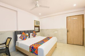 Egyptian cotton sheets, premium bedding, in-room safe, free WiFi - Fabhotel HR Residency (New Delhi)