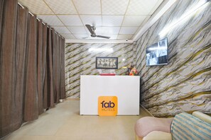 Reception - Fabhotel Dream Stay Inn (Faridabad)