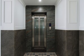 Lift - Via Dream Stay Inn (Faridabad)