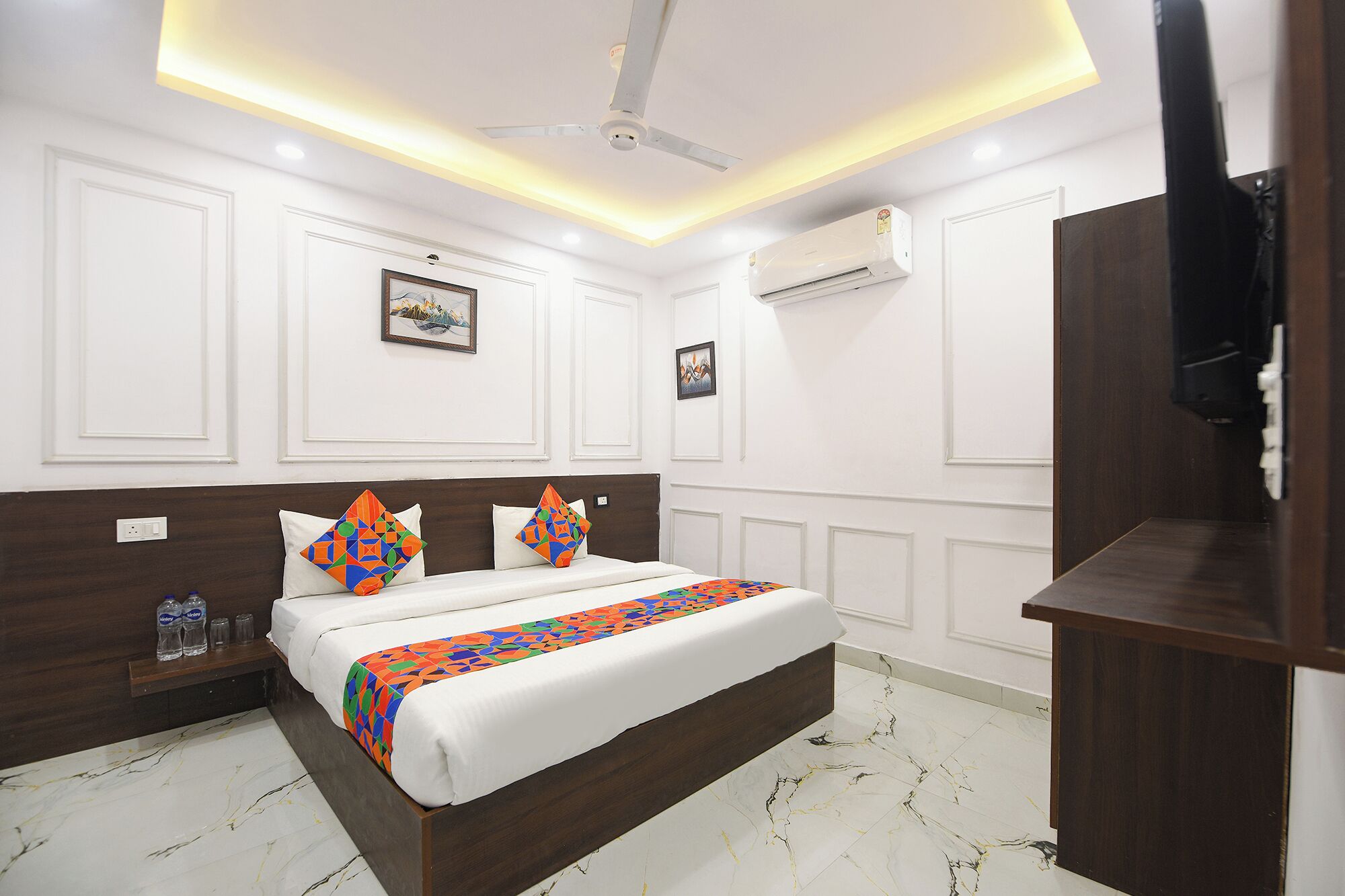 Egyptian cotton sheets, premium bedding, in-room safe, free WiFi