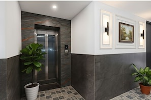 Elevator - Via Dream Stay Inn (Faridabad)