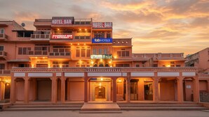 A hotel with multiple bars and a restaurant. - Fabhotel Khandaka Mahal (Jaipur)