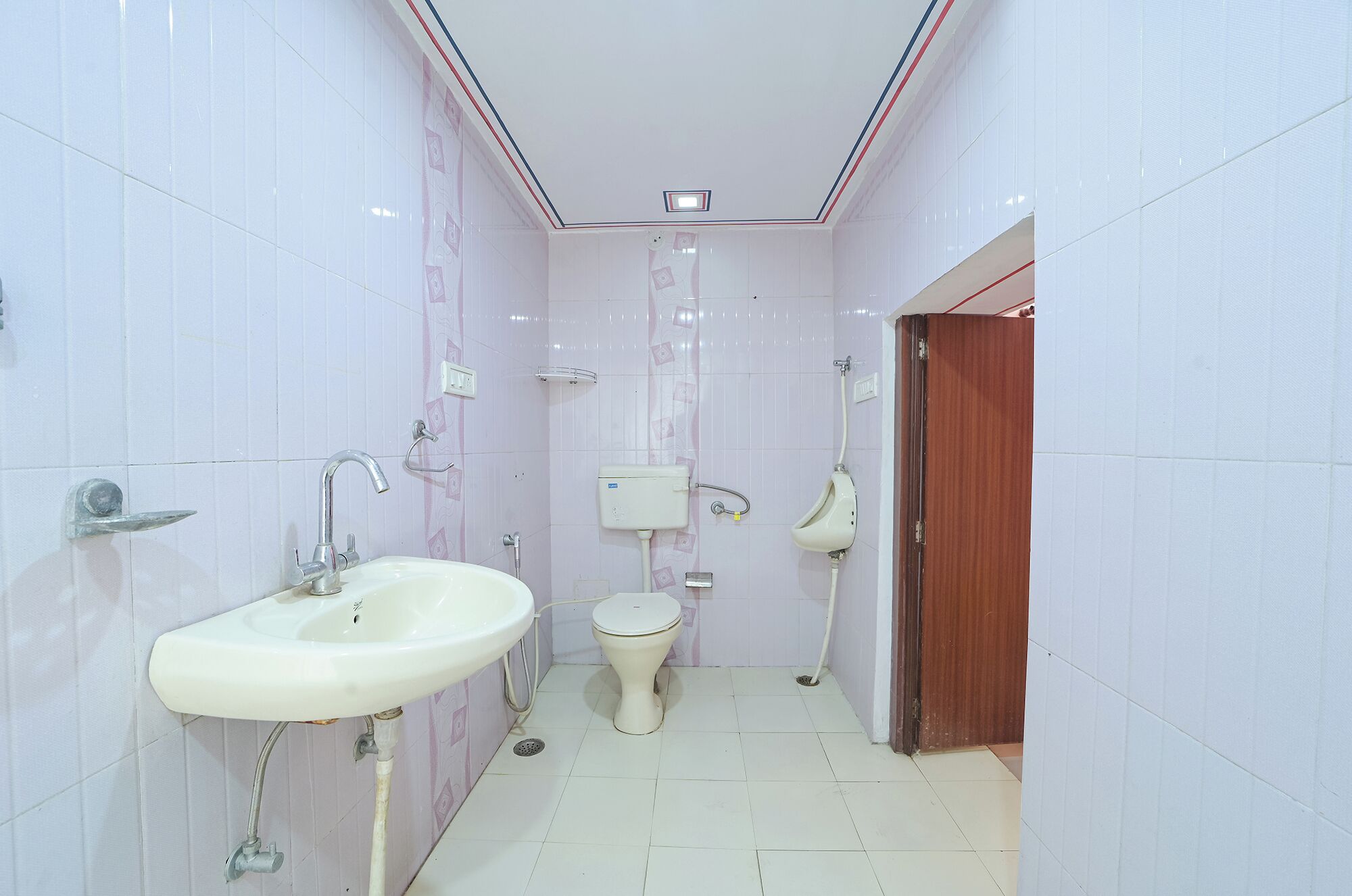 Shower, rainfall showerhead, free toiletries, towels