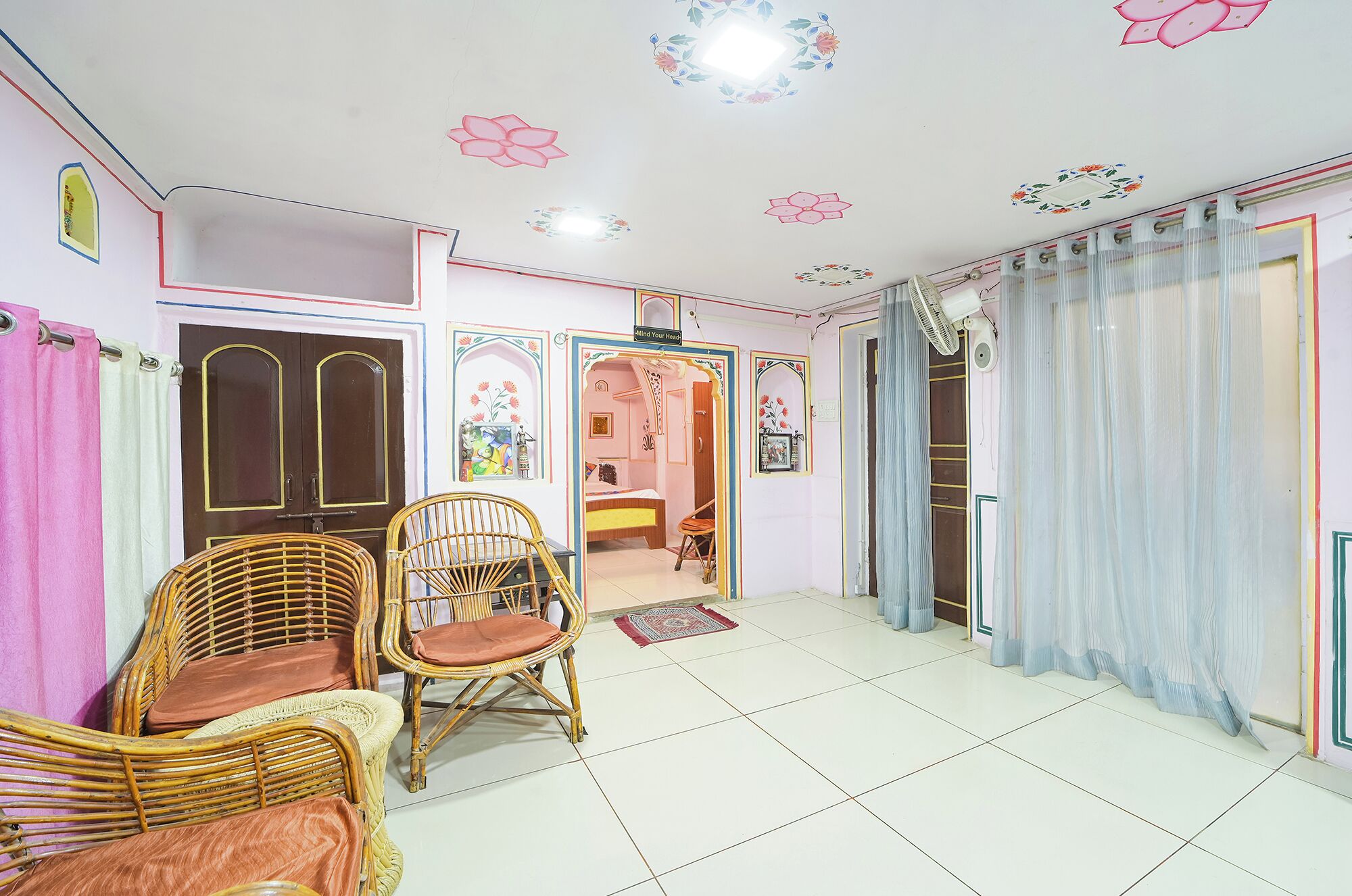 تلفزيون إل سي دي بحجم 28-بوصة يعرض قنوات تلفزيونية باشتراك مدفوع