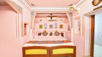 Egyptian cotton sheets, premium bedding, in-room safe, free WiFi