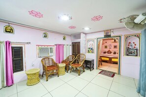 28-inch LCD TV with cable channels - Fabhotel Khandaka Mahal (Jaipur)