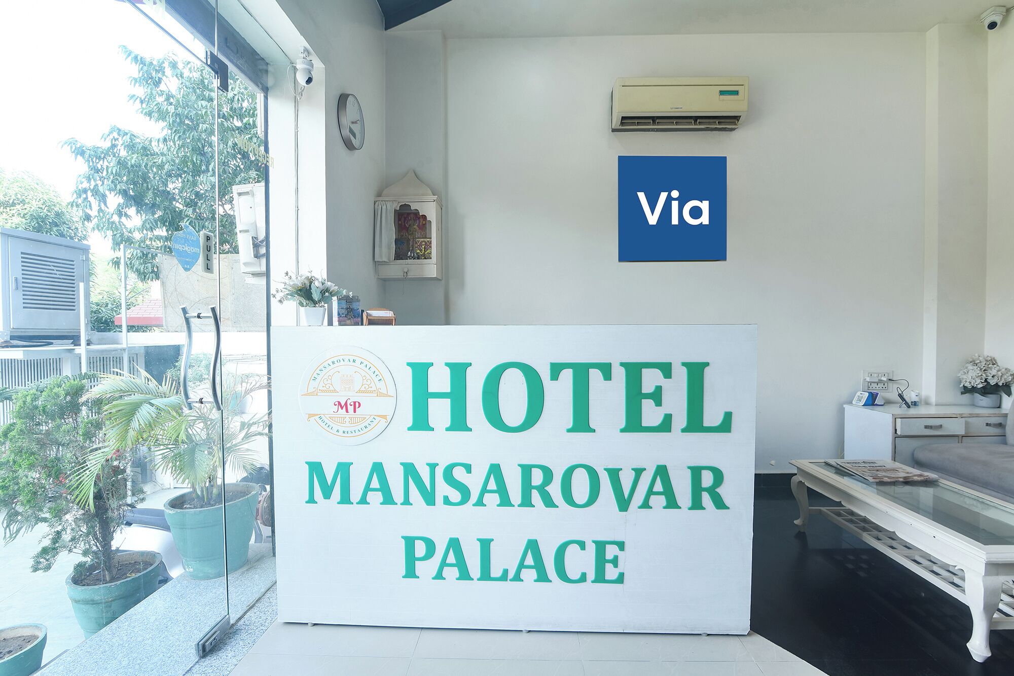 Un letrero del HOTEL MANSAROVAR PALACE, con un cartel de 'Via' visible encima.