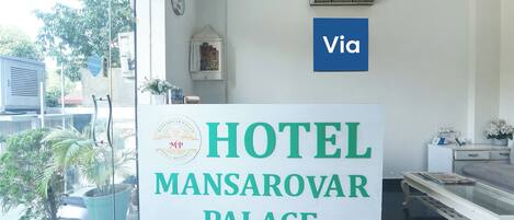 Un letrero del HOTEL MANSAROVAR PALACE, con un cartel de 'Via' visible encima.