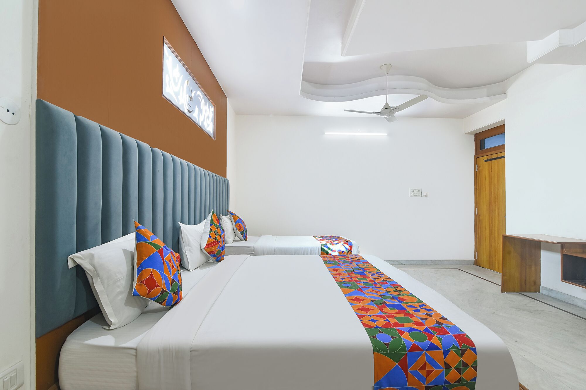 Una habitación de hotel con una cama grande, cabecero y ventana.