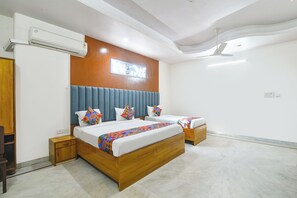 Egyptian cotton sheets, premium bedding, in-room safe, free WiFi - Fabhotel Mansarovar Palace (Jaipur)