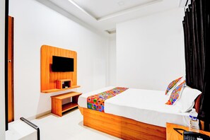 Egyptian cotton sheets, premium bedding, in-room safe, free WiFi - Fabhotel Blueberry Residency (Pune)