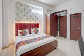 A hotel room with a large bed, a wardrobe, and a door labeled "WASHROOM". - Fabhotel Tree View Residency (Lucknow)